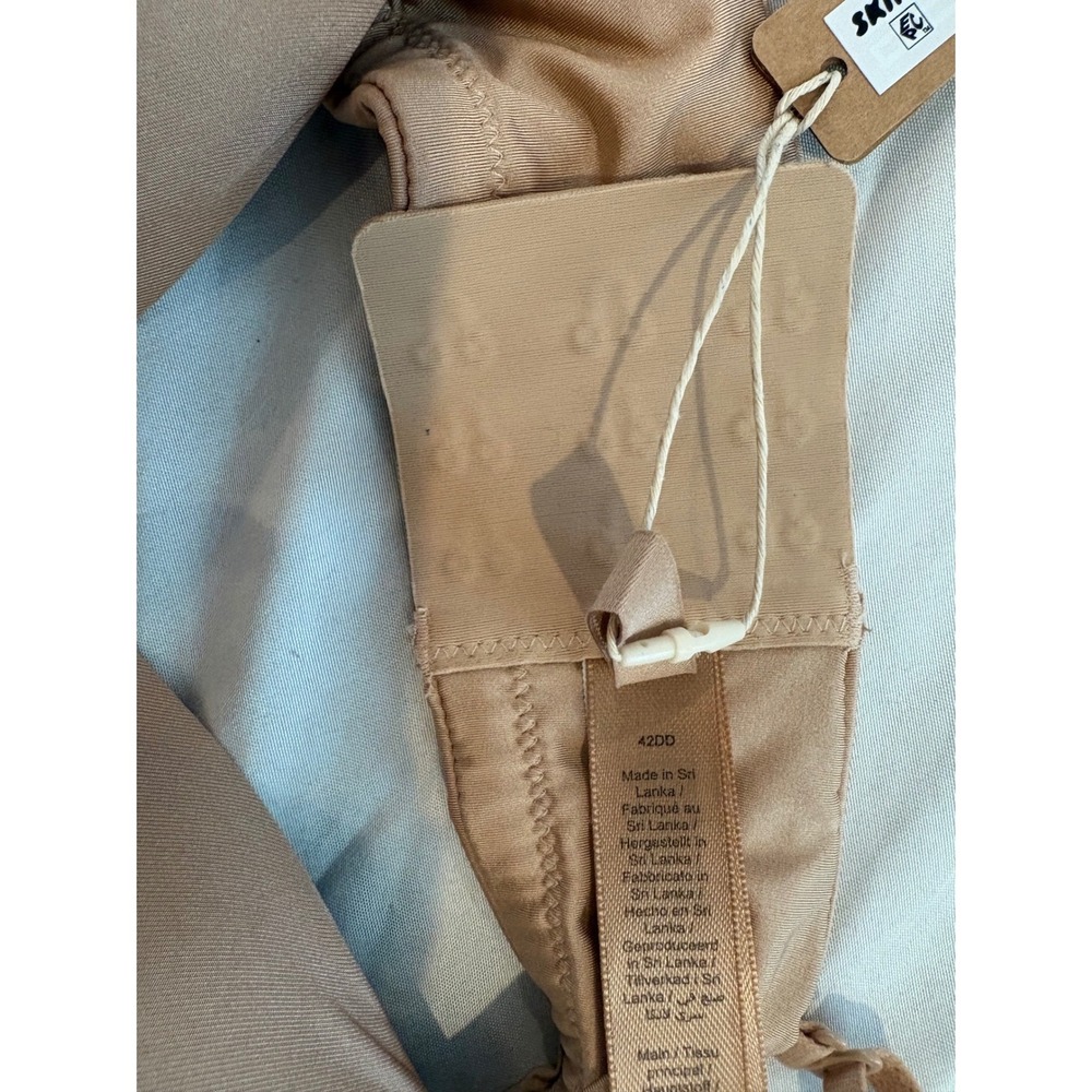 SKIMS Wireless Form Lightly Lined Plunge Micro Bra Clay 42DD PL-PLG-8418W - Picture 4 of 5